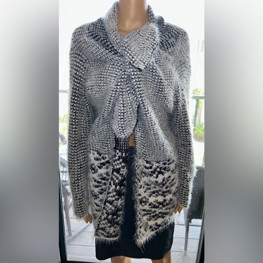 Kikit blanket sweater. L/XL black and white